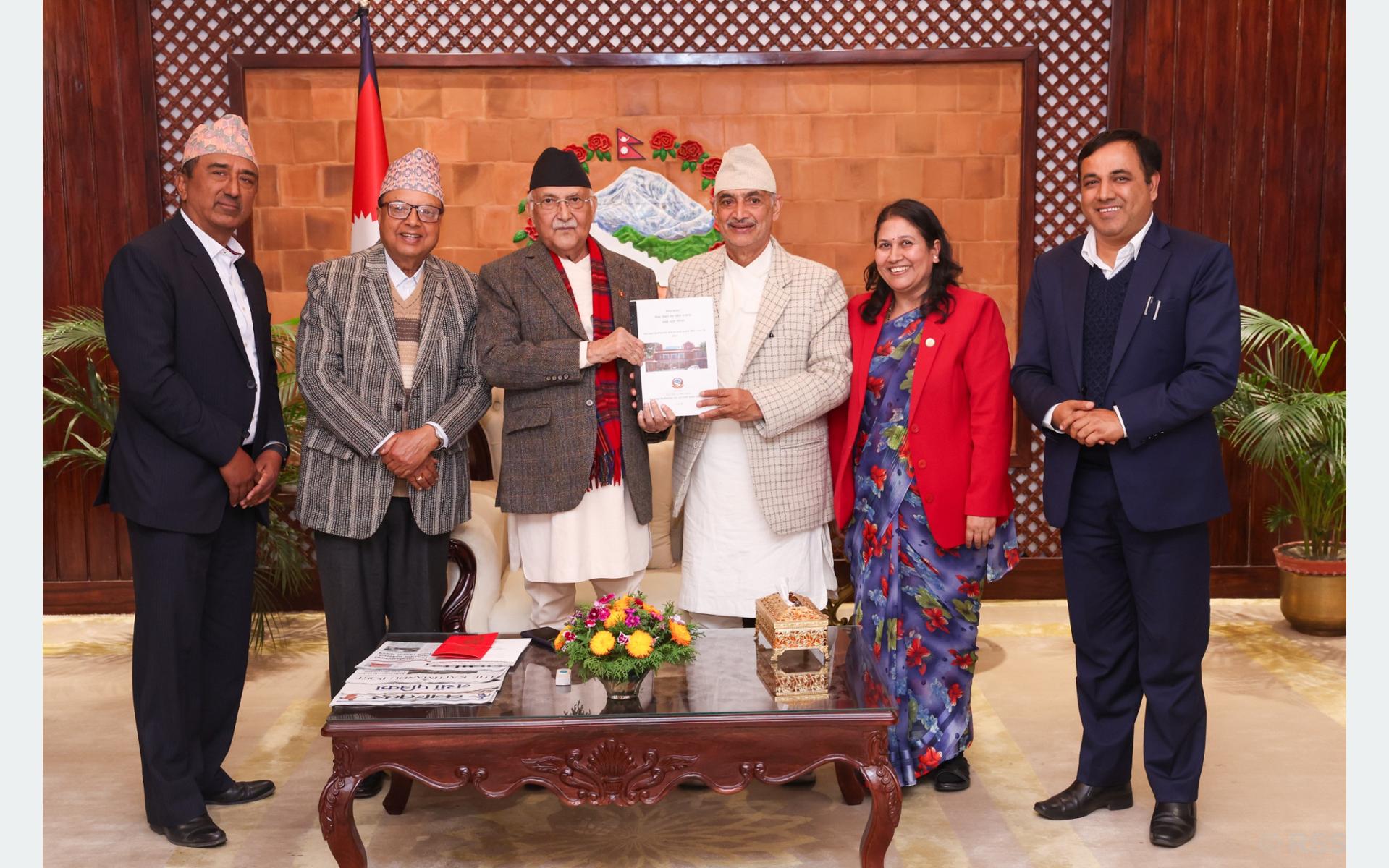 प्रधानमन्त्रीलाई संस्कृत विश्वविद्यालयको जग्गा खोजबिन समितिको प्रतिवेदन हस्तान्तरण