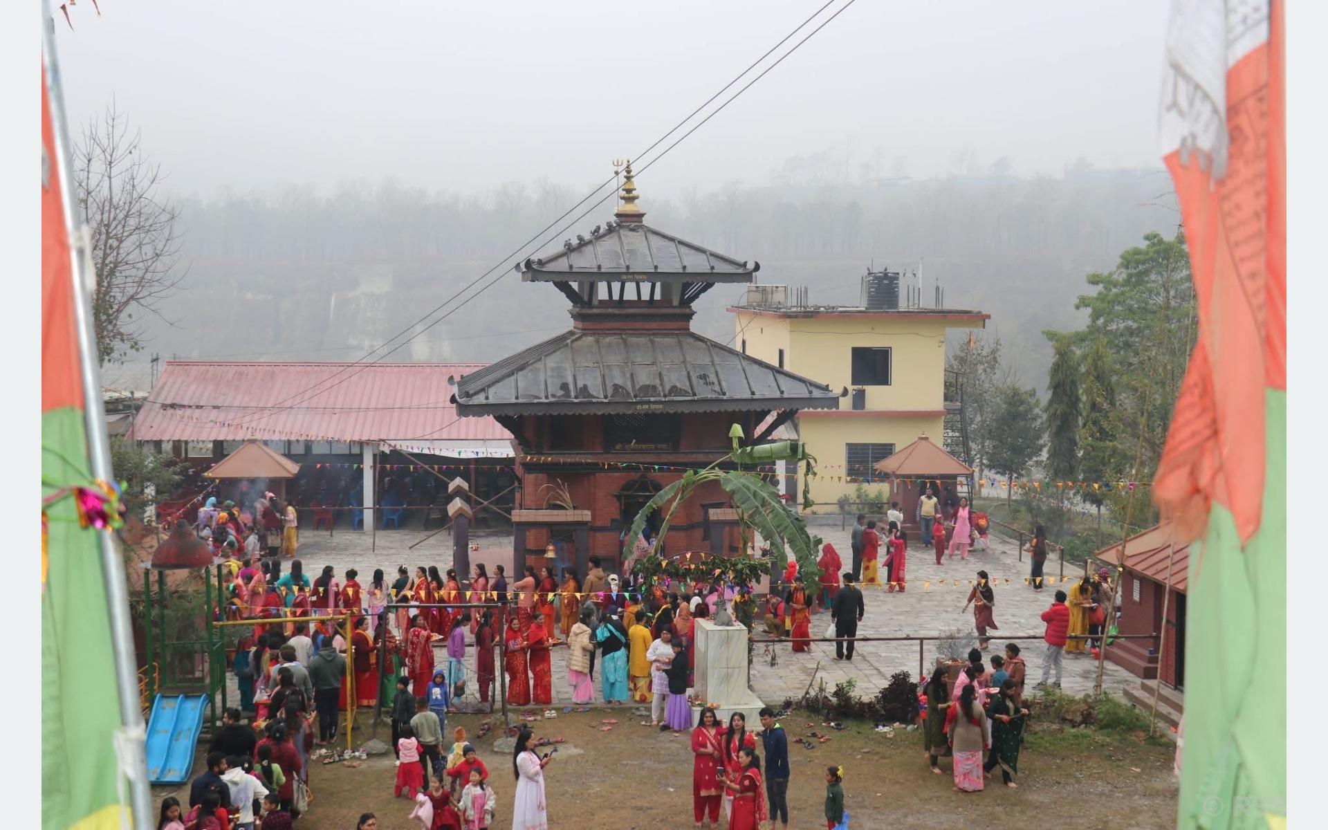 तनहुँका शिवमन्दिरमा बिहानैदेखि भक्तजनको घुइँचो