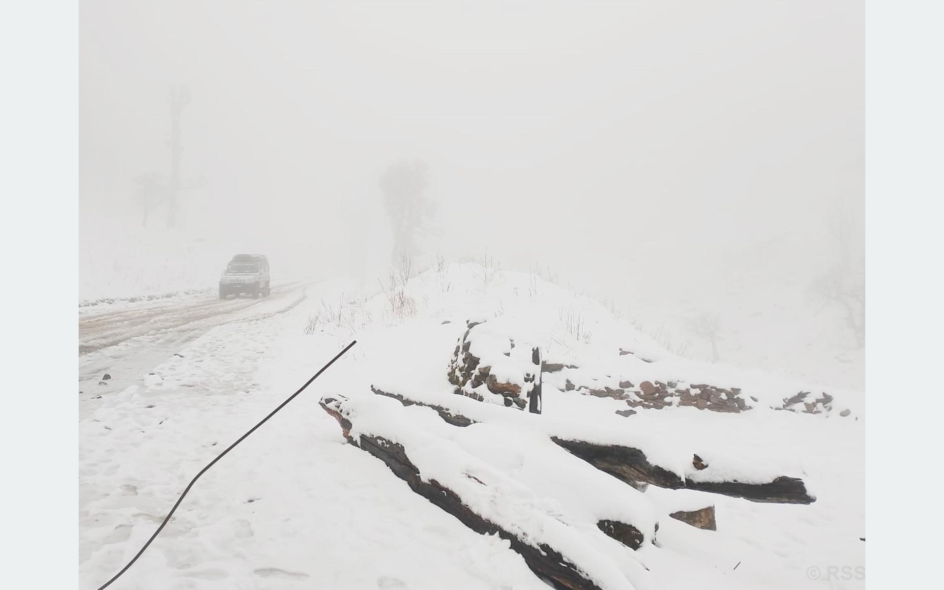 हिमपातका कारण मध्यपहाडी लोकमार्ग अवरुद्ध