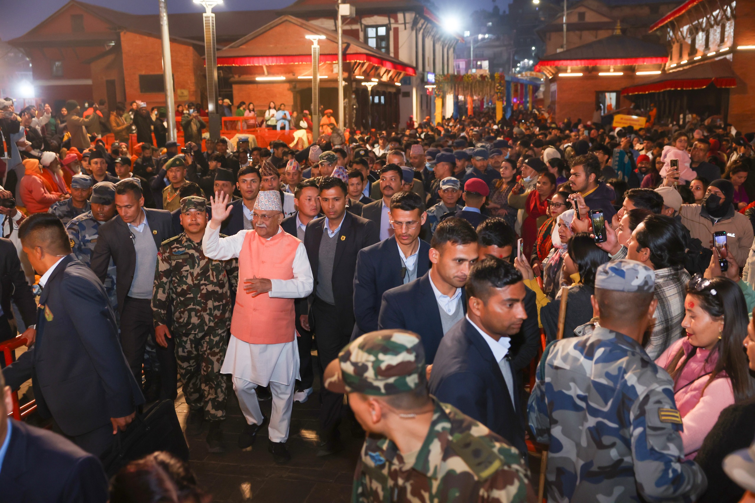 महाशिवरात्रीको पूर्वसन्ध्यामा प्रधानमन्त्री ओली पशुपतिमा