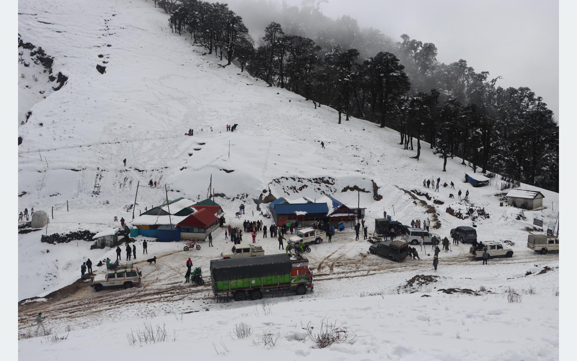 हिउँ खेल्न लोभिएका आन्तरिक पर्यटक रूकुम पूर्वमा