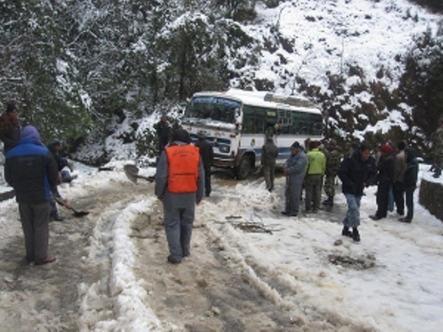 हिमपातका कारण अलपत्र यात्रुको उद्धार