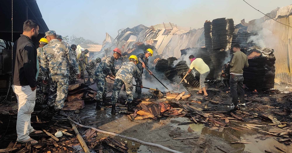 दाङको प्लाई उद्योगमा लागेको आगो अझै नियन्त्रणमा आएन