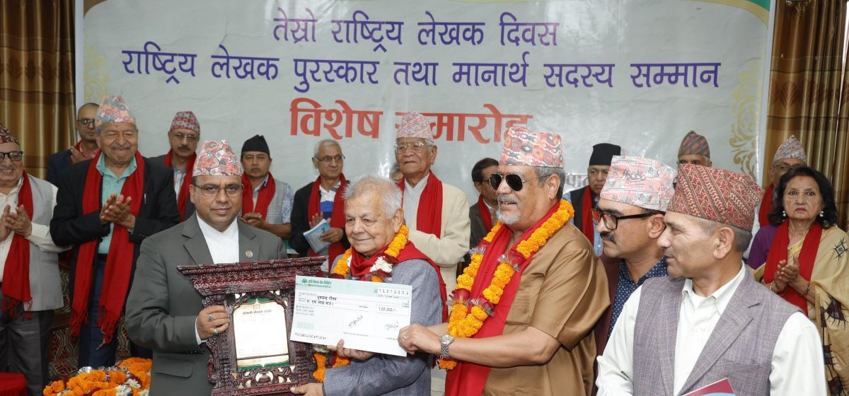 लोकतन्त्र र लेखक एक अर्काका पर्यायवाची हुन् : मन्त्री पाण्डे