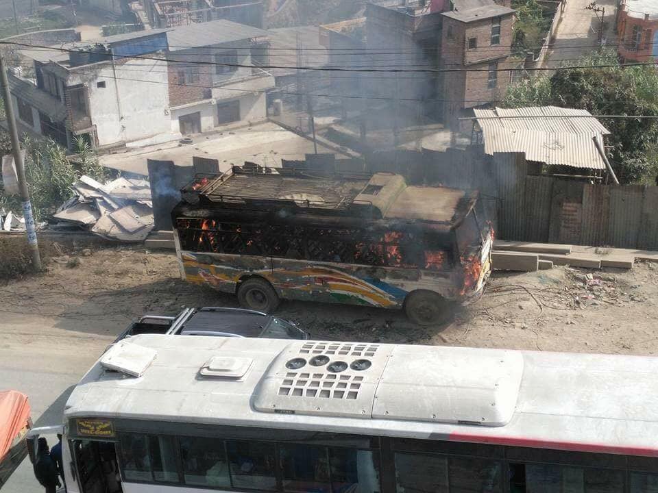काठमाडौंमा यात्रु बोकेर गुडिरहेको बसमा आगलागी