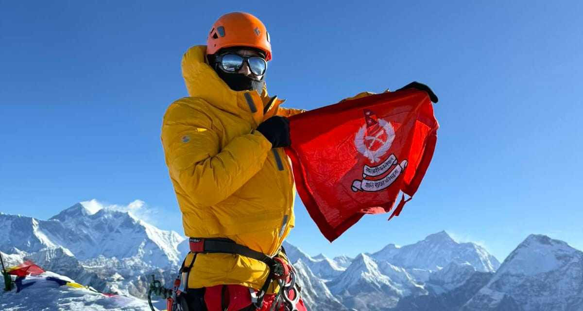 सशस्त्र प्रहरीको झण्डासहित पूर्व हवल्दार अक्कलबहादुर बोहोरा मिरापिक हिमालमा 