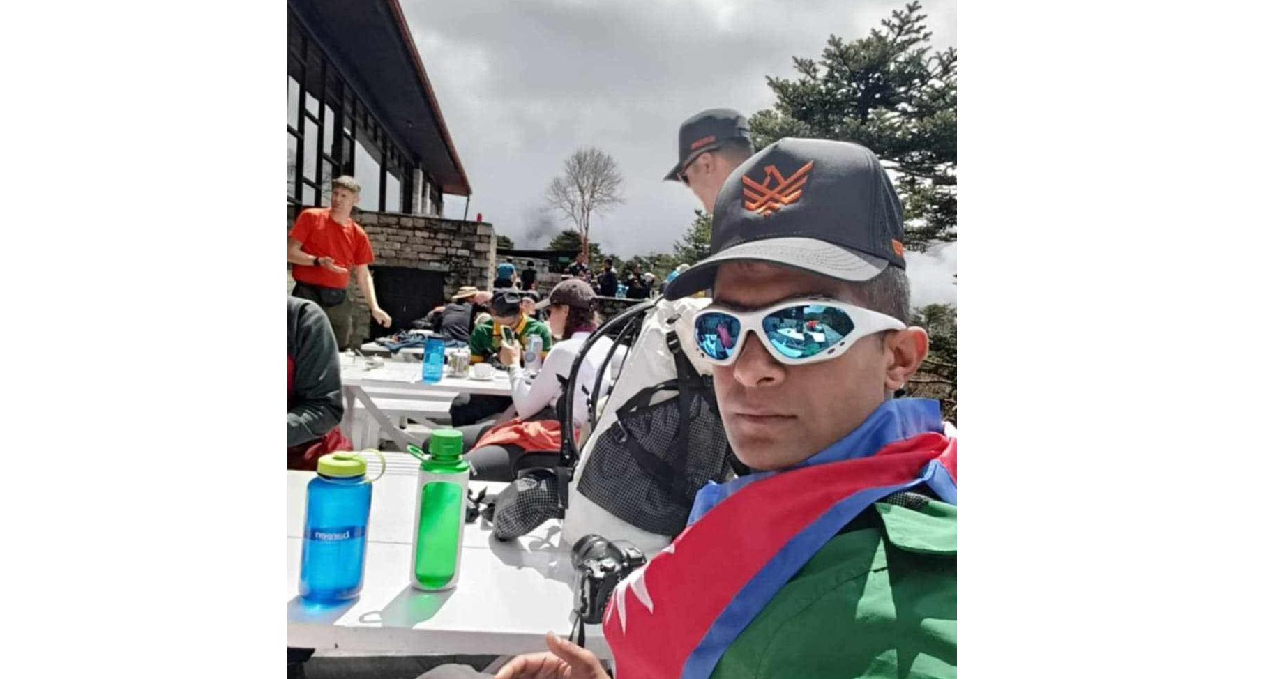 लोबुचे हिमालको शिखरमा सशस्त्र प्रहरीको झण्डा