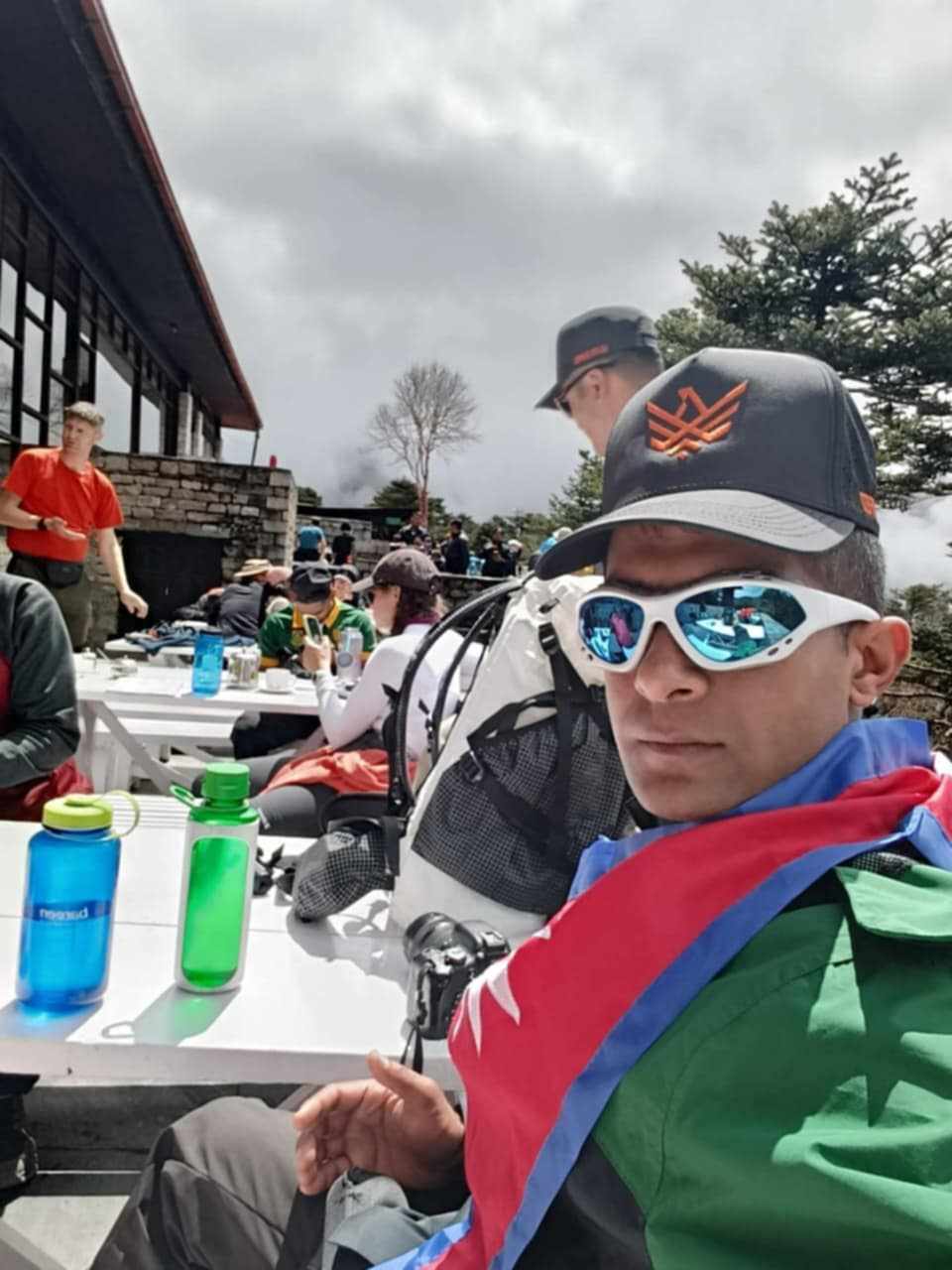 लोबुचे हिमालको शिखरमा सशस्त्र प्रहरीको झण्डा  