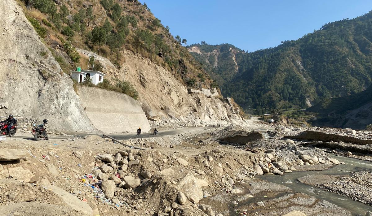 बाढीले क्षतिग्रस्त बिपी राजमार्ग: चार खण्डमा पुनर्निर्माण हुँदै