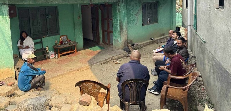तीनकुने घटनाका मृतक परिवारलाई भेटे बालेनले