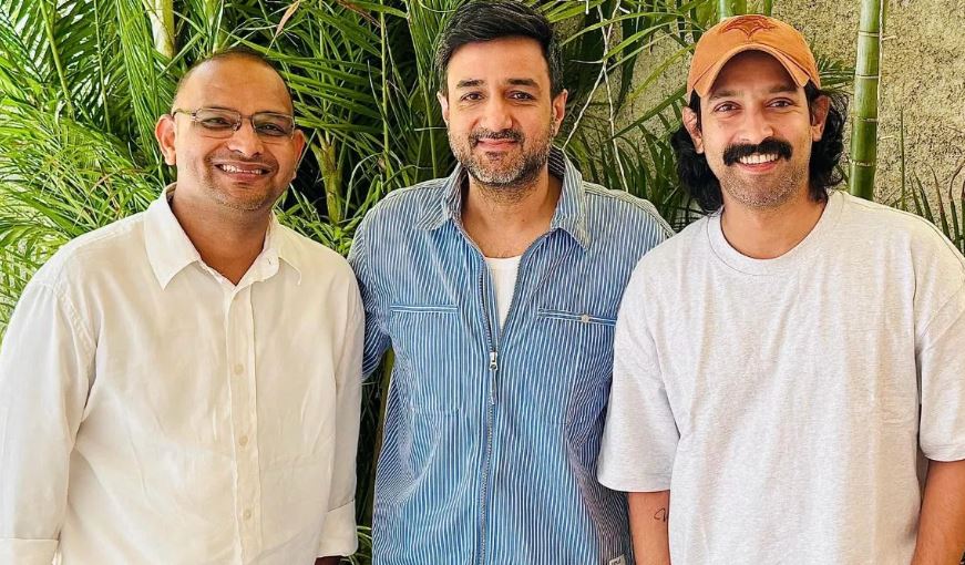 पठानका निर्माताले श्री श्री रवि शंकरको जीवनीमा फिल्म बनाउँदै