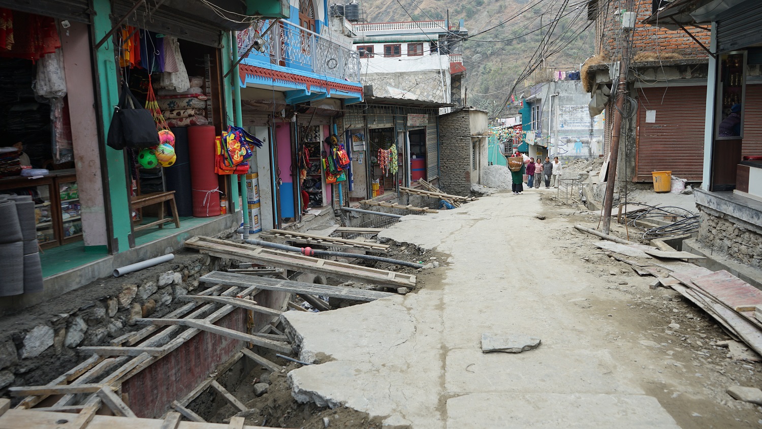 टहरा भत्काएर सडक विस्तार