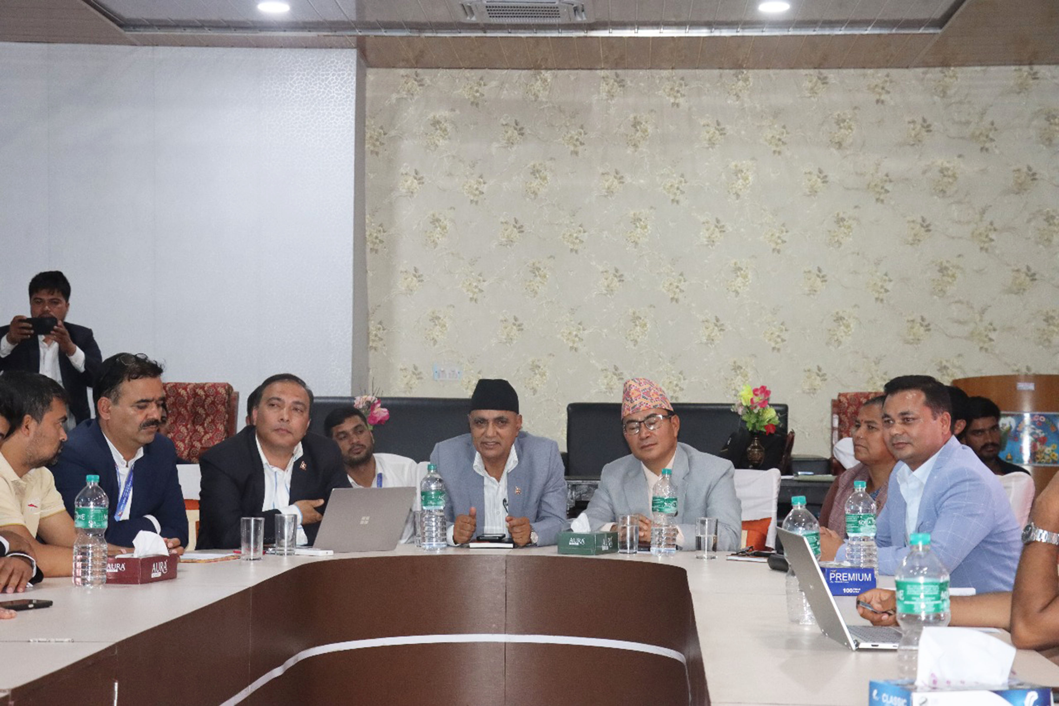 मुख्यमन्त्री कँडेलद्वारा निर्माण व्यवसायीसँग छलफल