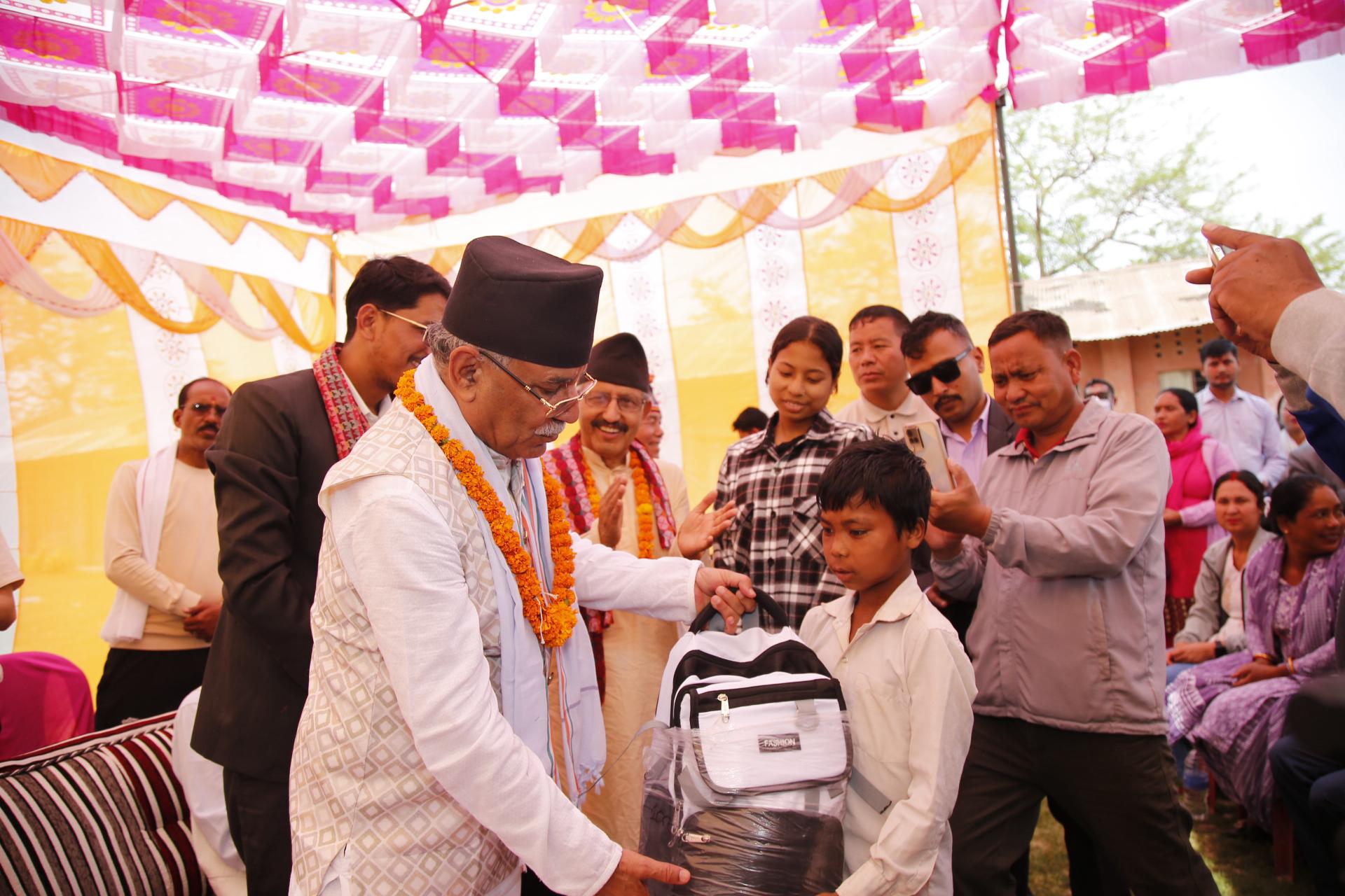 प्रचण्डले गरे शैक्षिक अभिभावकत्व