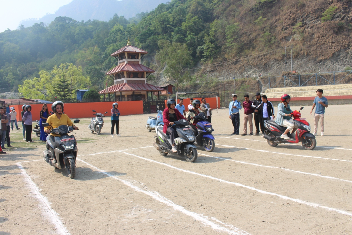 दुर्घटना न्यूनीकरणको सन्देश फैलाउन ‘बिस्तारै स्कुटर चलाउने’ प्रतियोगिता