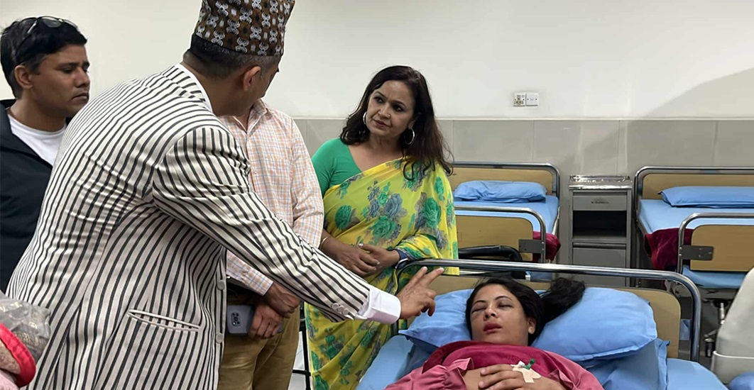 शिक्षक र प्रहरीबीचको झडपमा घाइते भएकी पत्रकार सविनाको आँखामा गम्भीर चोट