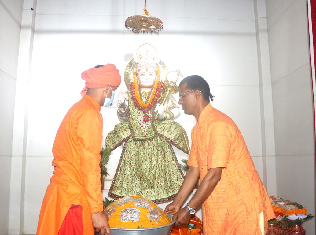 हनुमानलाई ३१ किलोको लड्डु