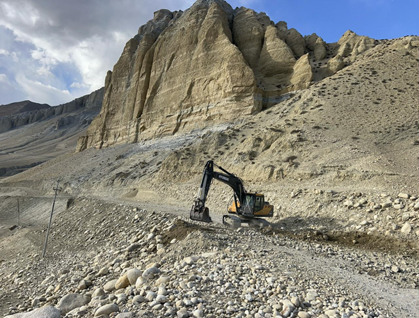 चराङ-छोसेर सडक धमाधम स्तरोन्नति