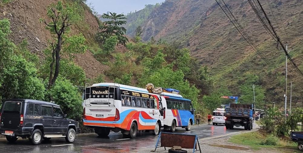 पहिरोले अरनिको राजमार्ग अवरुद्ध