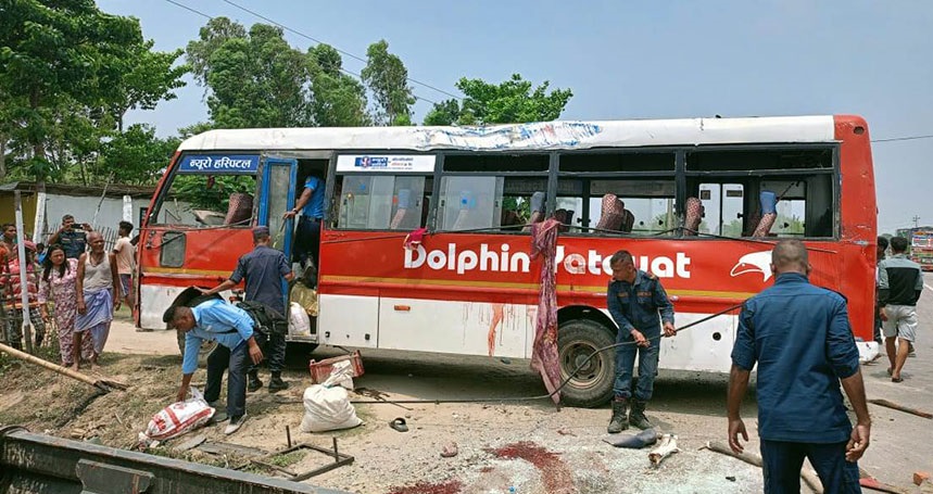 सप्तरीमा बस दुर्घटना हुँदा दुईको मृत्यु, २४ जना घाइते