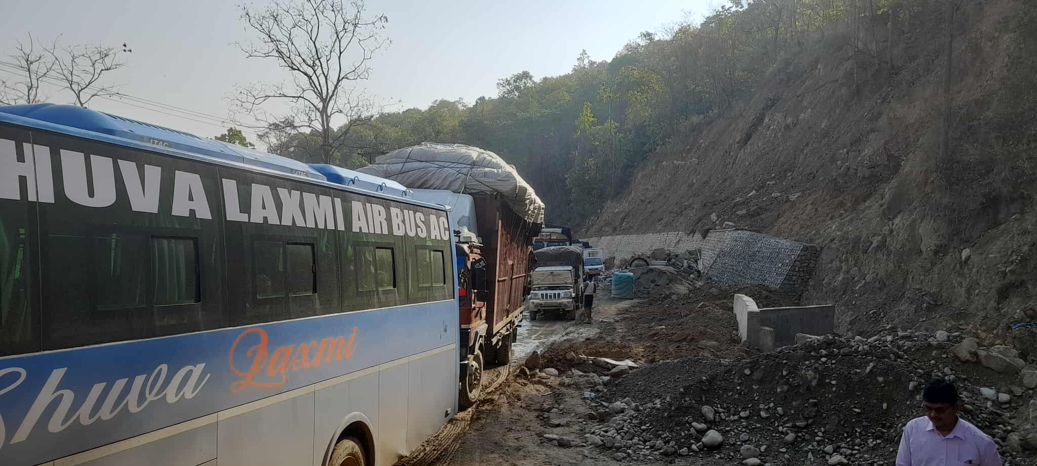 हिलो र चिप्लोका कारण दाउन्नेमा यातायात अवरुद्ध