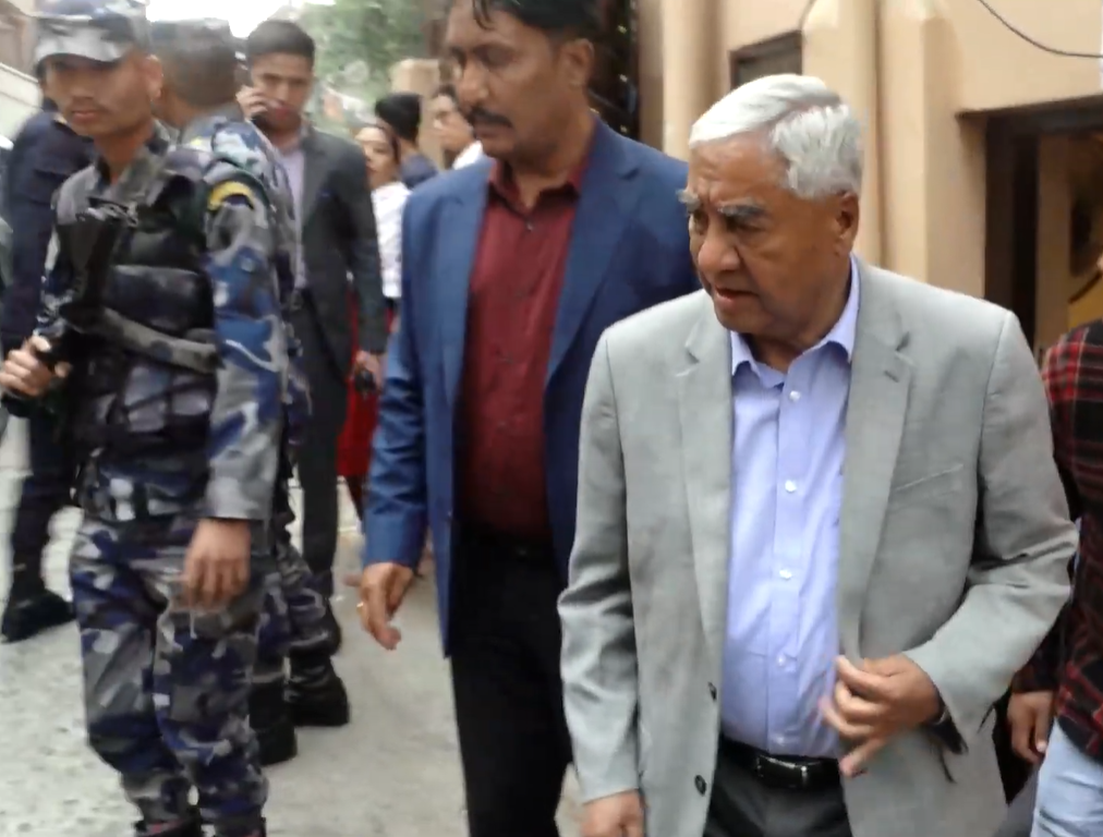 सुरेश रजकका परिवारसँग भेटेपछि देउवाले भने- तीनकुने घटनाका दोषीलाई छोड्न हुँदैन