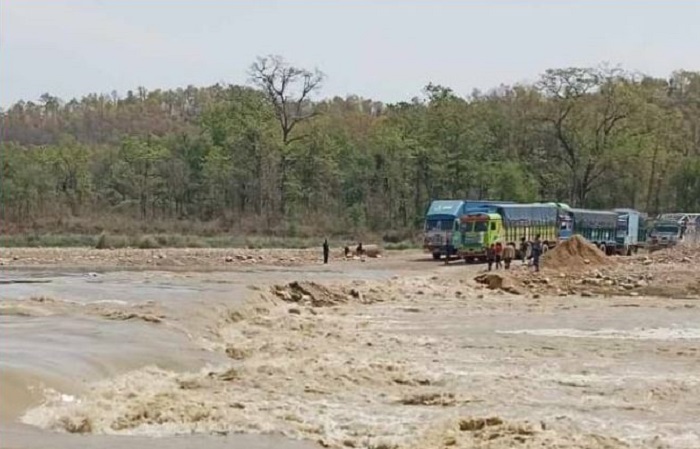 विनयी खोलाको बाढीले डाइभर्सन बगायो, पूर्व–पश्चिम राजमार्ग अवरुद्ध