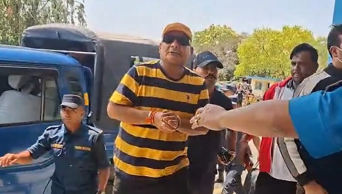हत्कडी लगाएर दुर्गा प्रसाईंलाई पुर्‍याइयो चन्द्रगढी विमानस्थल