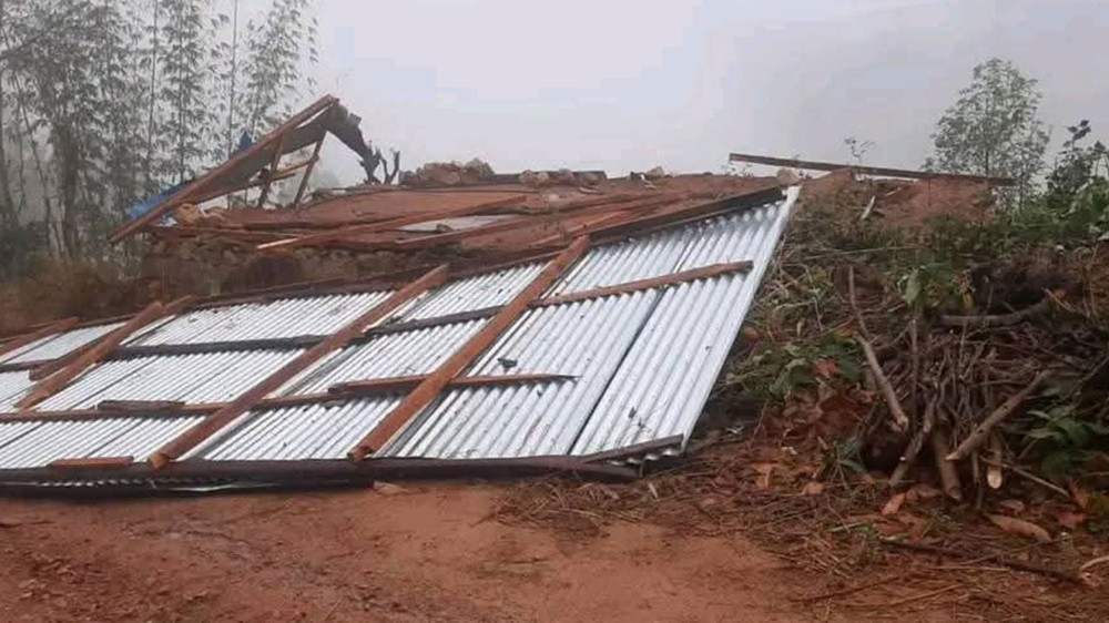 हावाहुरीले घरका छाना उडायो, खेवाङ अन्धकारमा