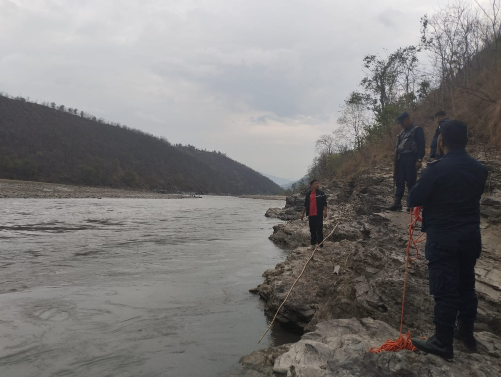 अरुण नदीमा जीप खस्दा तीन घाइते