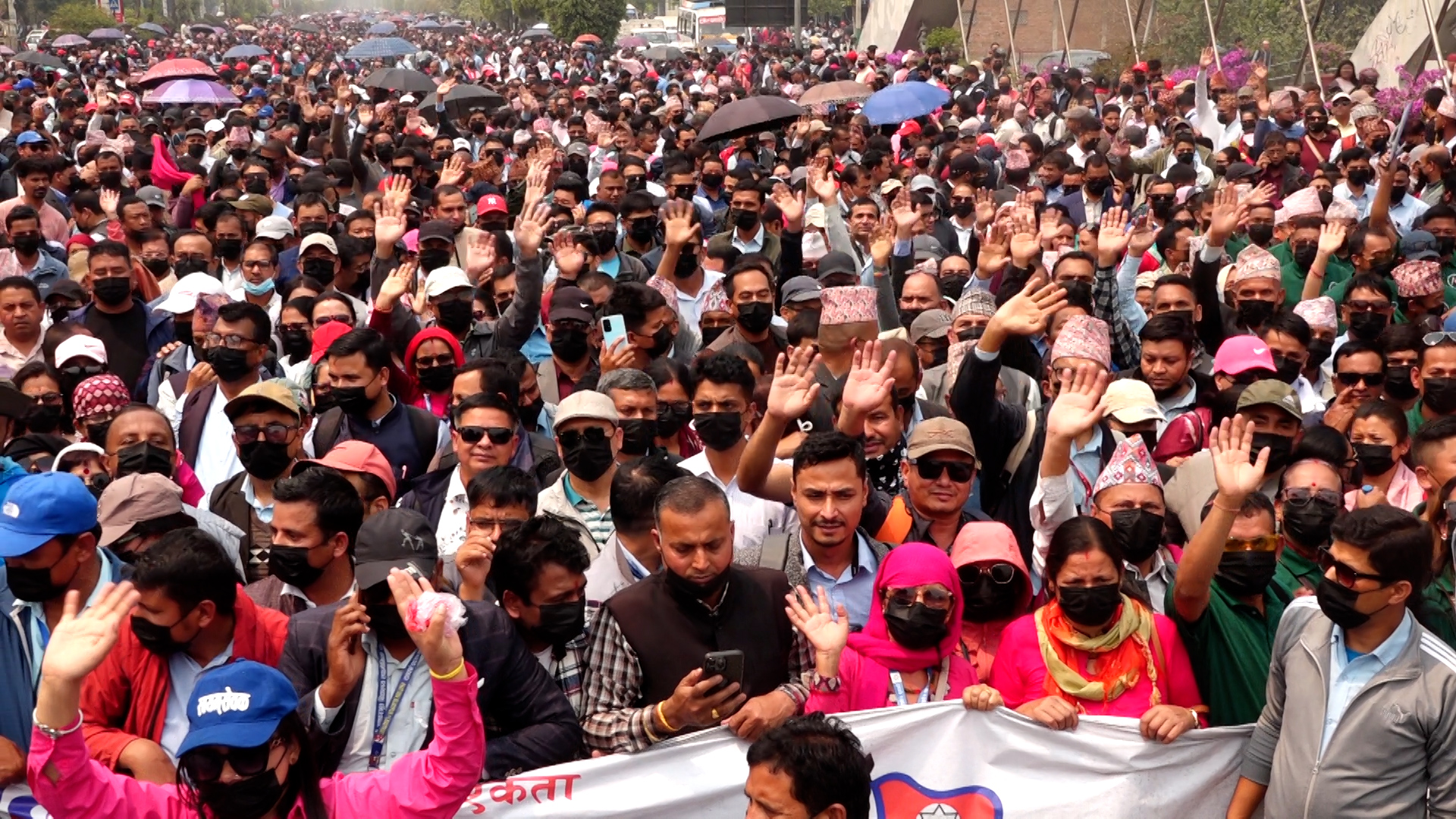 मुखमा कालो मास्क लगाएर शिक्षक प्रदर्शन (तस्बिरहरू)