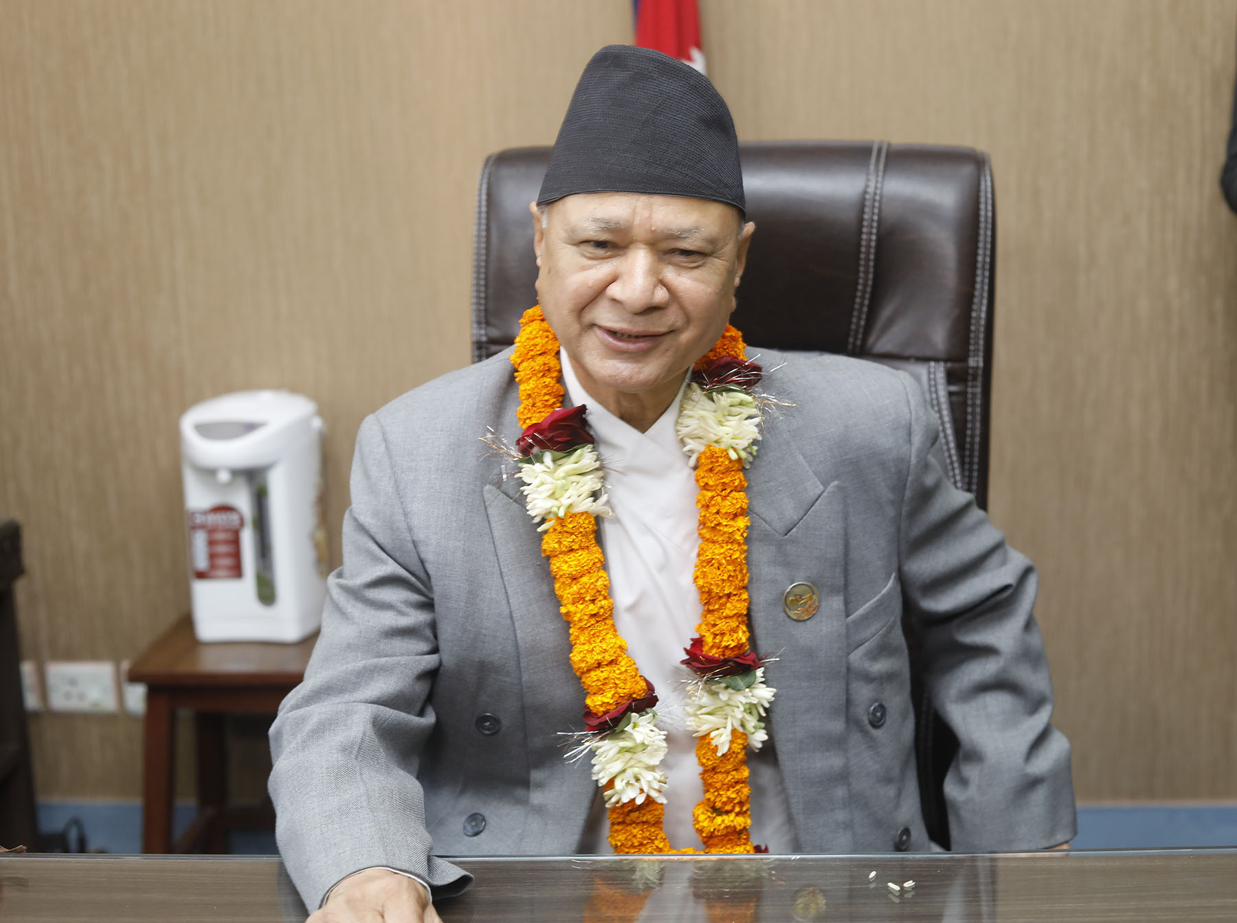 पदभार ग्रहण गर्दै शिक्षामन्त्रीले भनेः वार्तामार्फत शिक्षकहरूको समस्या समाधान गर्छु