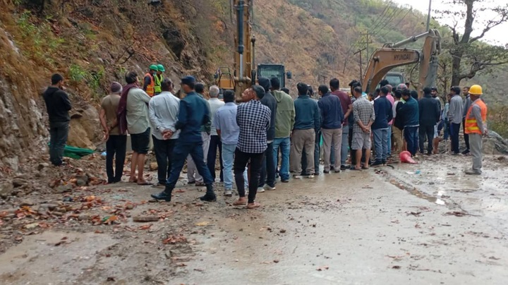 पाल्पा जाँदै गरेको कार सिद्धार्थ राजमार्गमा पुरियो