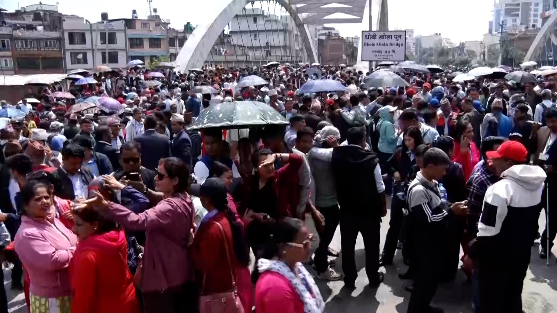 शिक्षकहरुको प्रदर्शन : काठमाडौंको ट्राफिक व्यवस्थापन प्रभावित (तस्बिर)