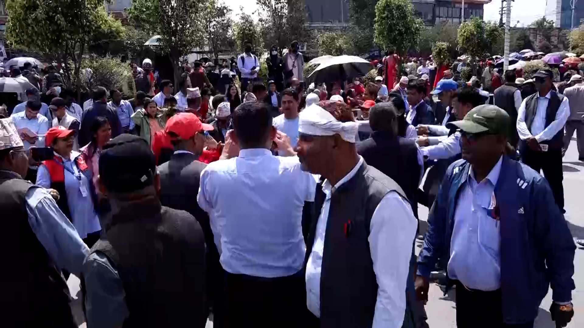 सरकारमाथि दबाव बढाउँदै शिक्षक, १४ दिनदेखि सडकमै (फोटोफिचर)