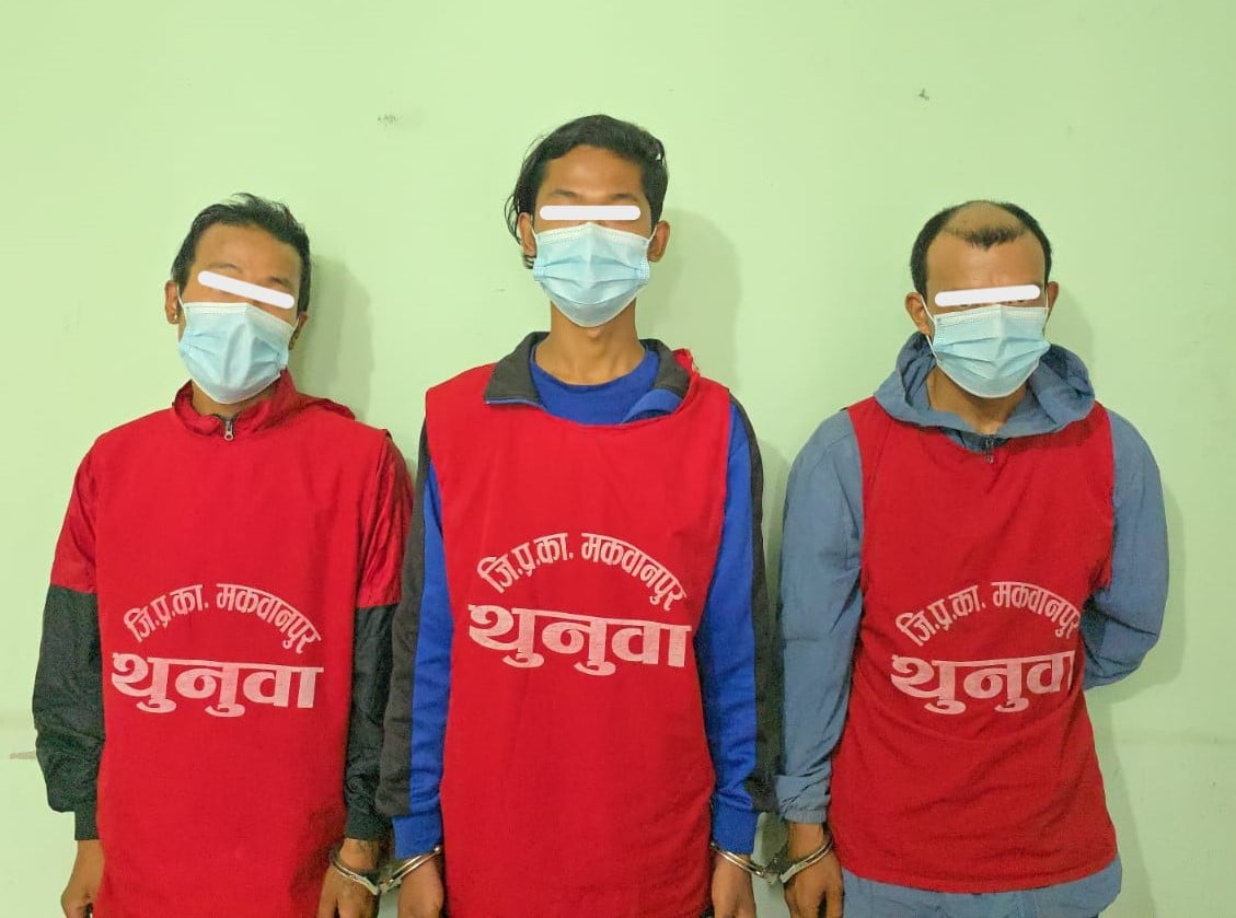 खैरो हिरोइनसहित तीन जना पक्राउ